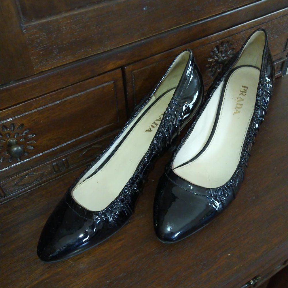 Read! 39.5 VGUC Black Prada Patent Leather Pumps - heel call out TRR - Picture 3 of 17